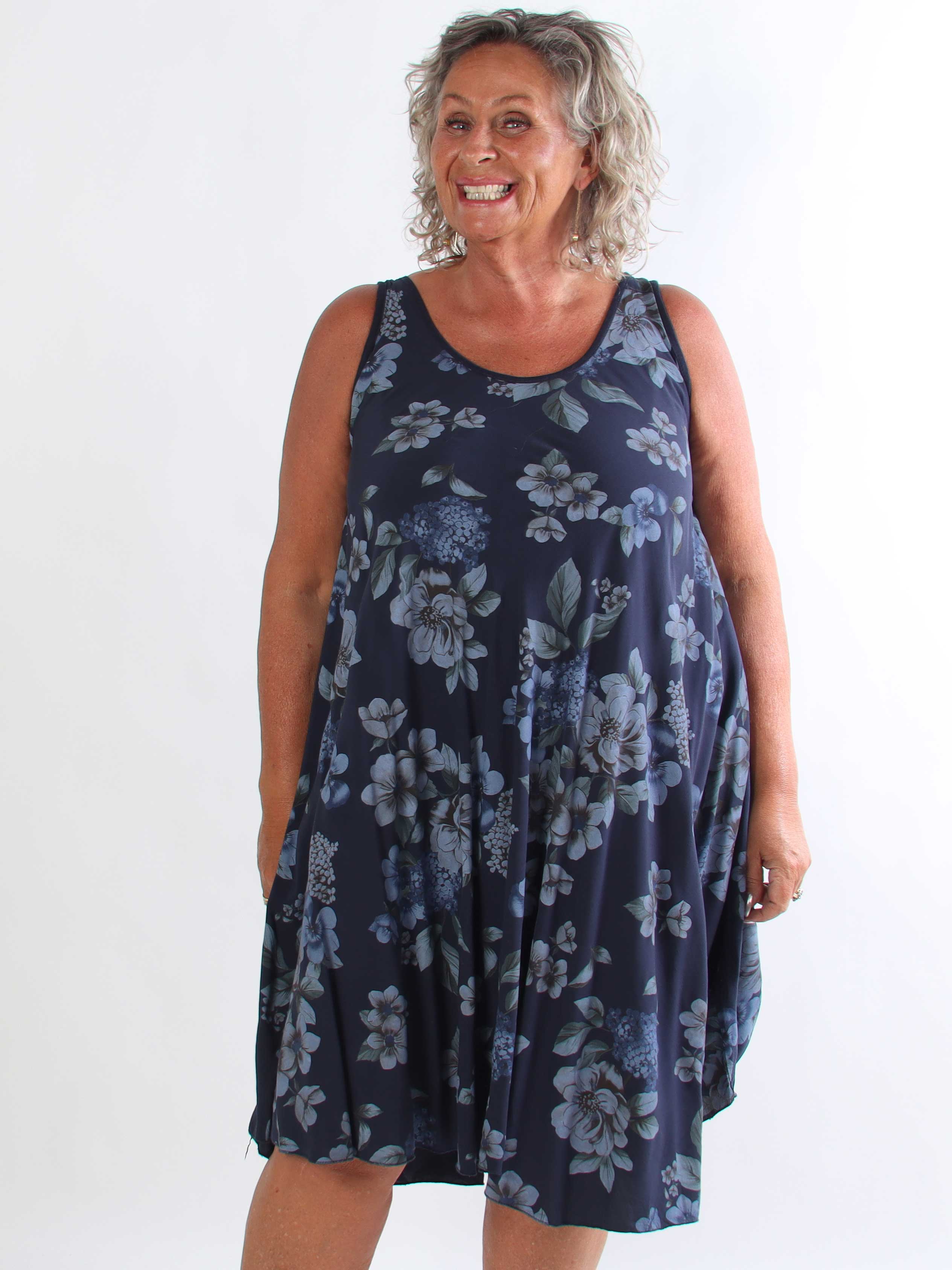 Saline - Sød plus size sommerkjole i viskose med blomsterprint